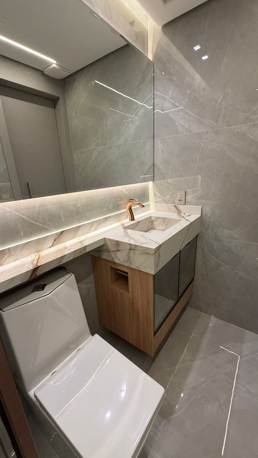 Baneheiro Planejado com vaso e tons de marmore elegante.