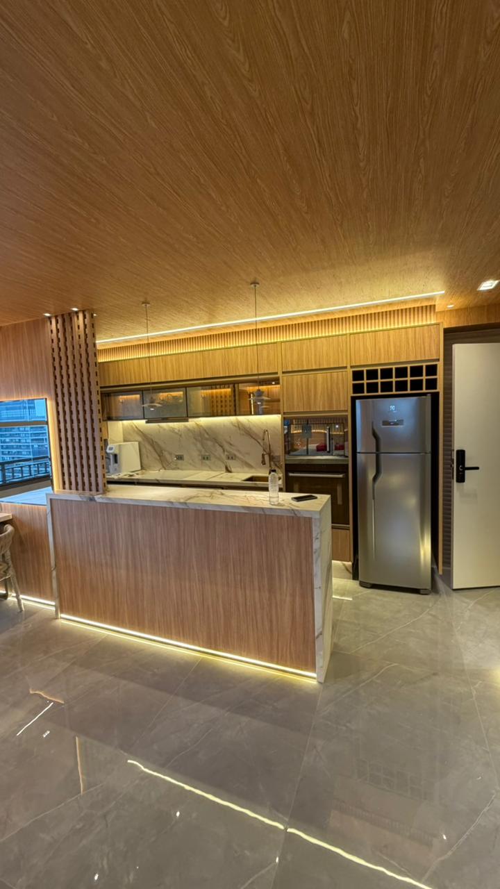 Cozinha e quarto integrado ambiente otimizado para apartamentos menores.