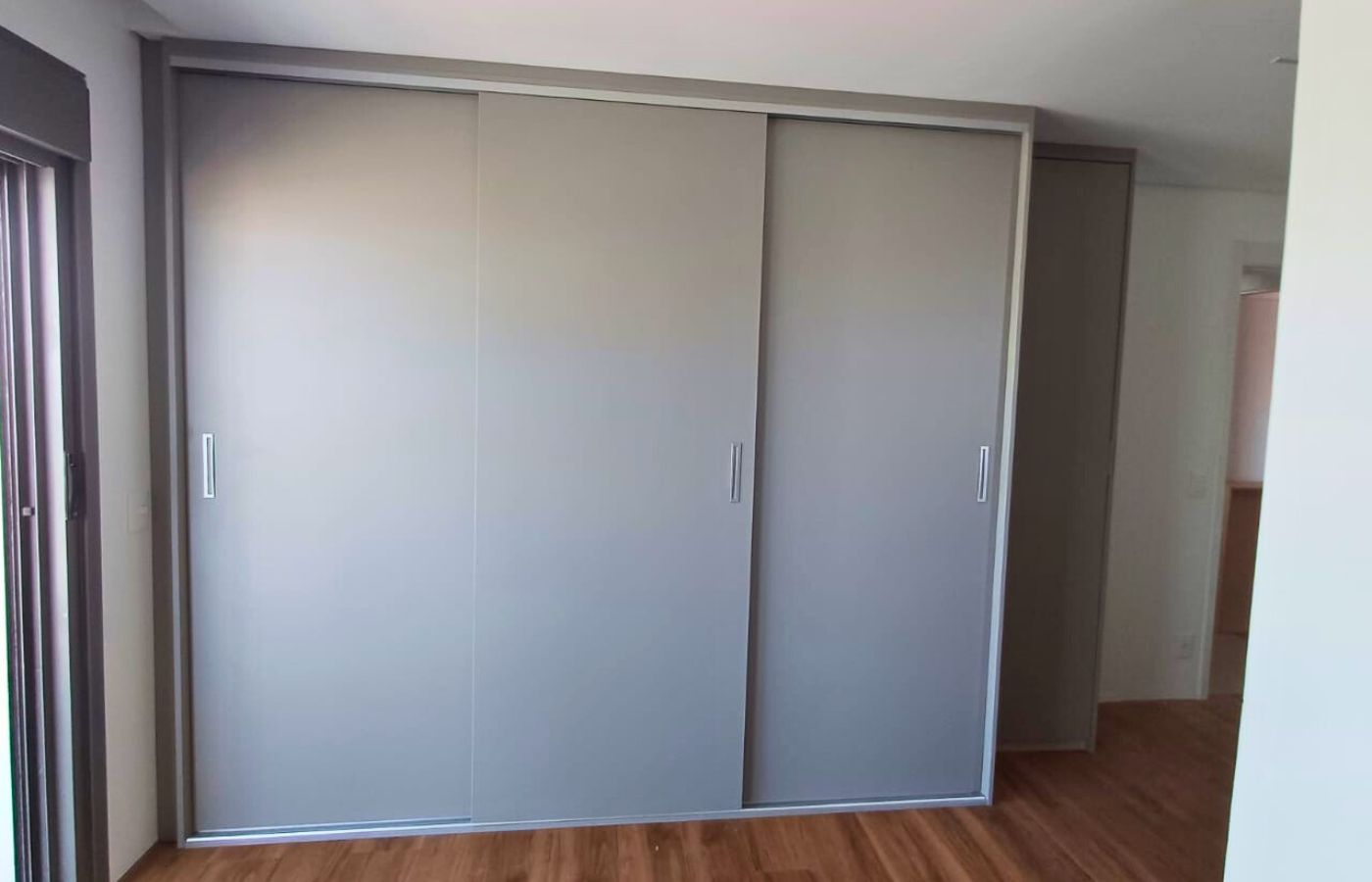 Guarda-roupa planejado do chão ao teto com portas de correr