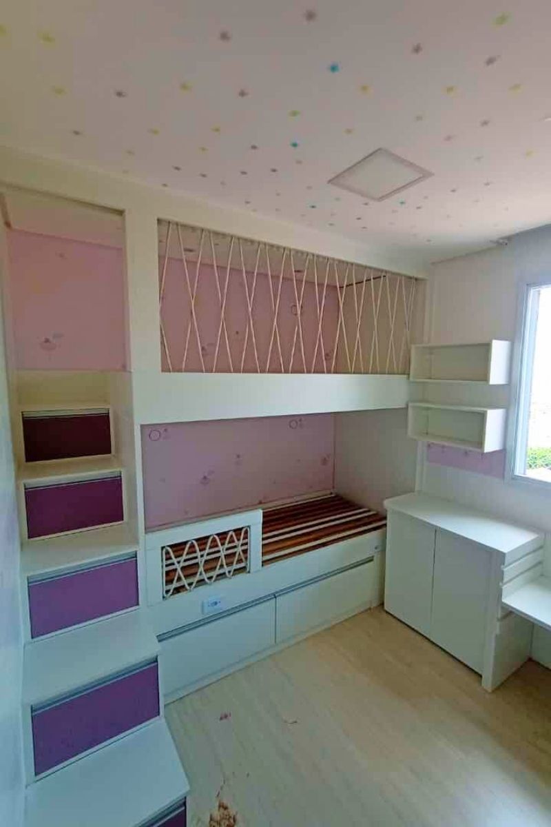 Quarto infantil feminino planejado em rosa e branco, com estrutura de beliche e escrivaninha integrada.