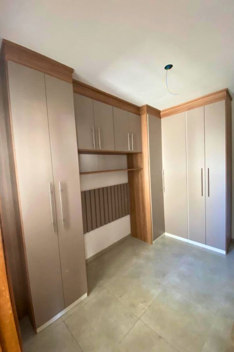 Móvel planejado misto: guarda-roupa com portas de abrir e nicho central decorativo em madeira.