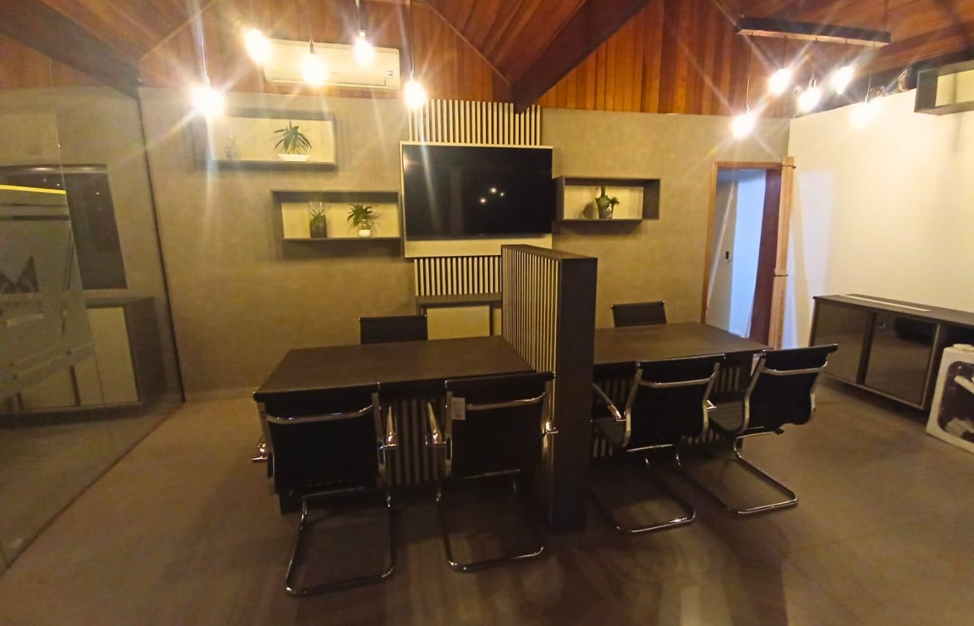 Escritório planejado moderno com mesa ampla e armários