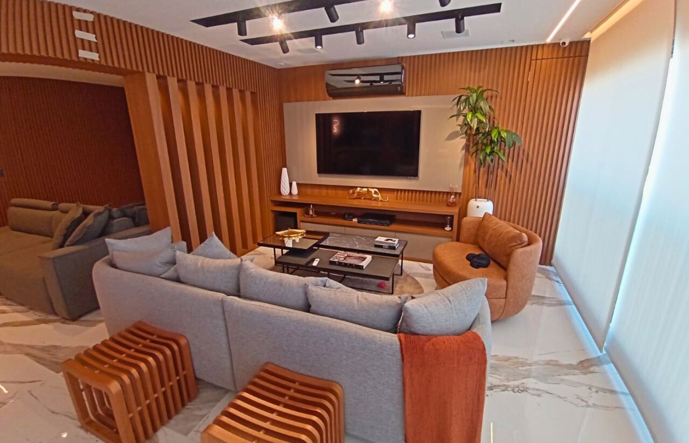 Sala planejada moderna com painel de TV