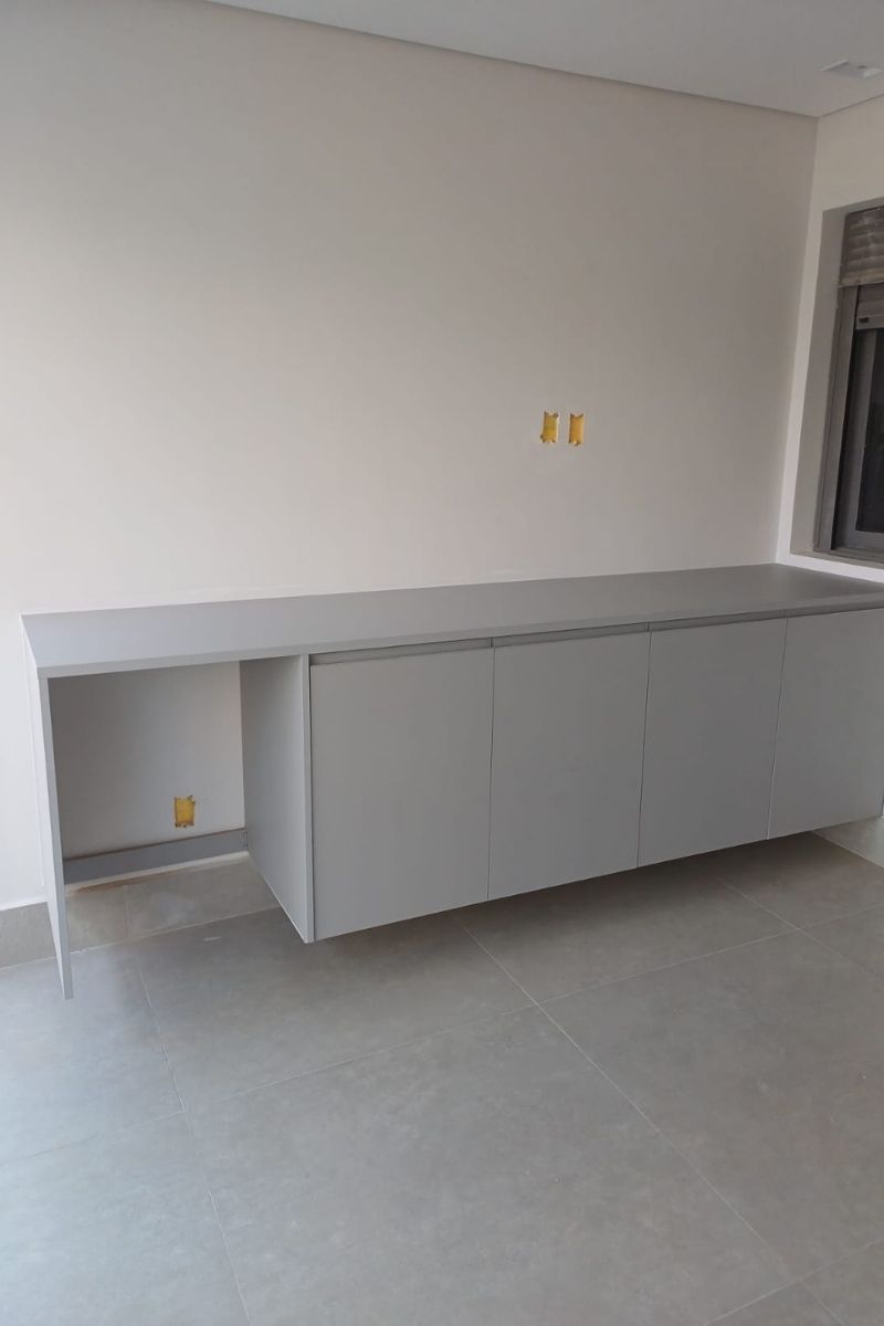 Móvel baixo planejado em MDF cinza (rack ou buffet) para sala de estar moderna.